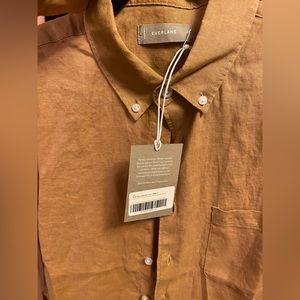 Everlane Linen Short-Sleeve Standard Fit Shirt in iced coffee.